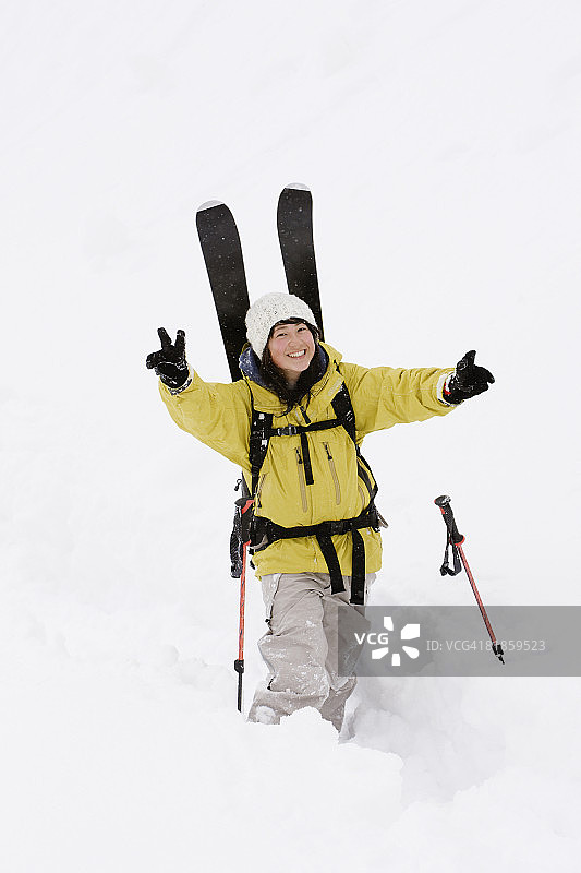 亚洲女人背着滑雪板图片素材