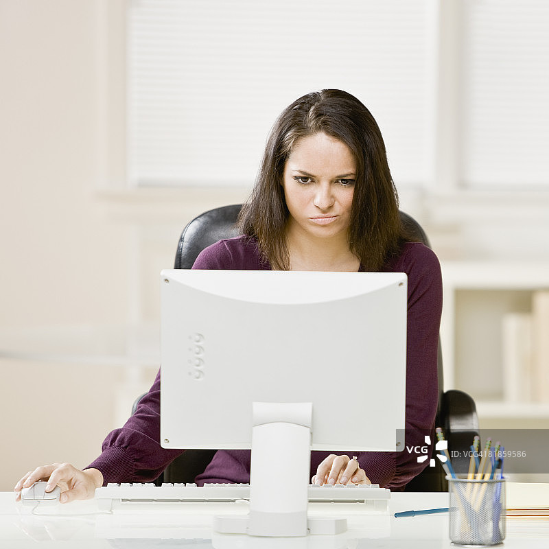 看着电脑的西班牙裔女商人图片素材