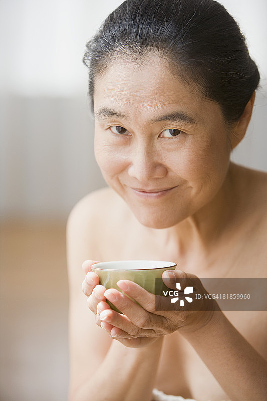 喝茶的亚洲女人图片素材