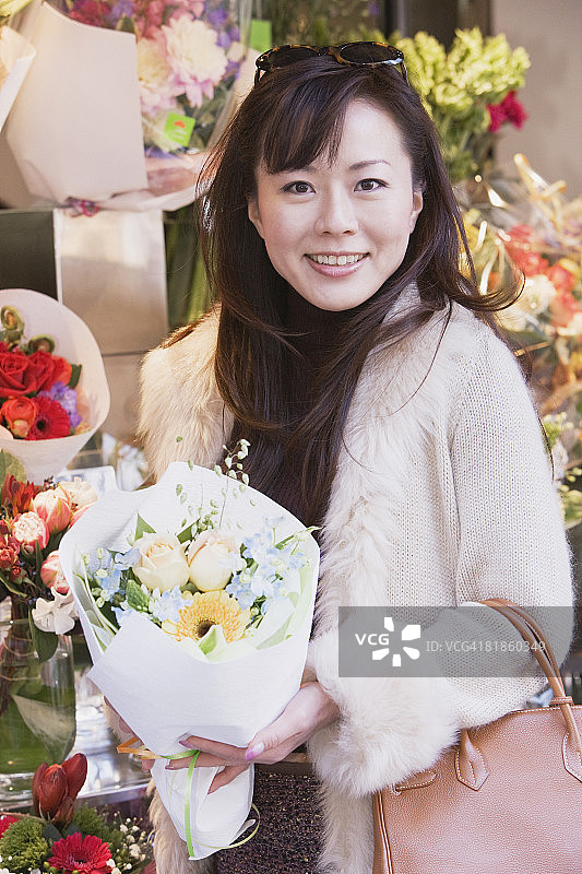 亚洲女人拿着一束鲜花图片素材