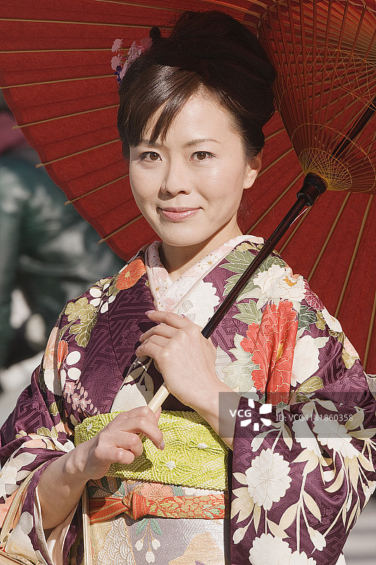 身穿传统服装的亚洲女人图片素材