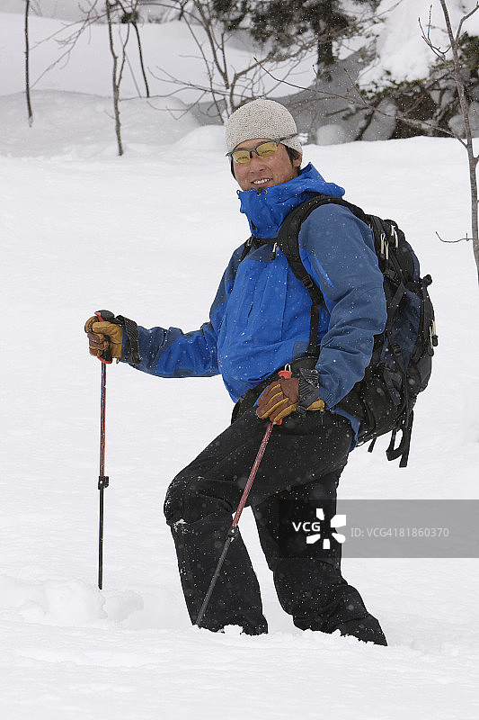 亚洲男人在雪中行走图片素材