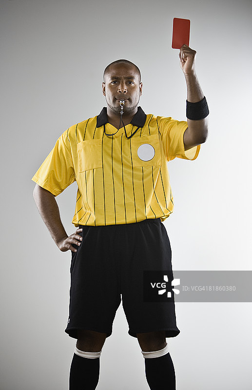 非洲男裁判出示红牌图片素材