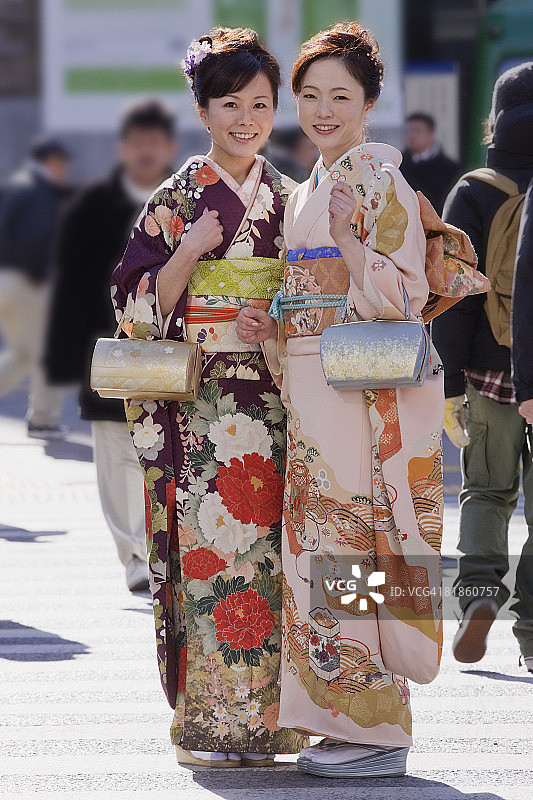 身着传统服饰的亚洲女性图片素材