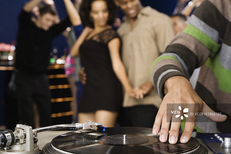 非洲裔男性DJ打碟图片素材