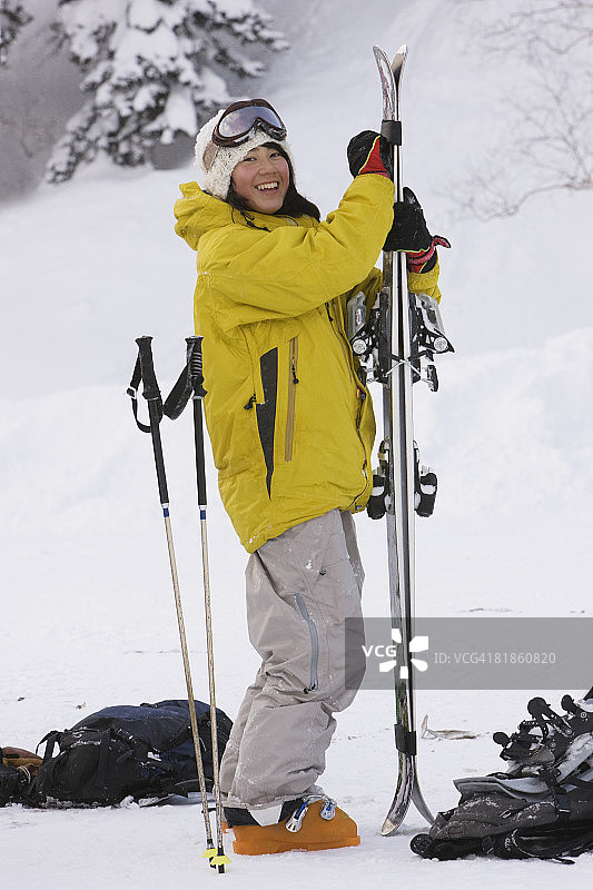 手持滑雪板的亚洲女性图片素材