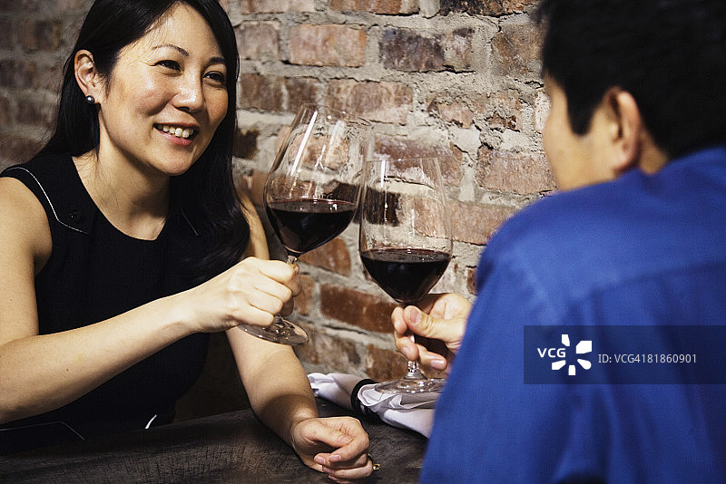 亚洲夫妇举杯红酒庆祝图片素材