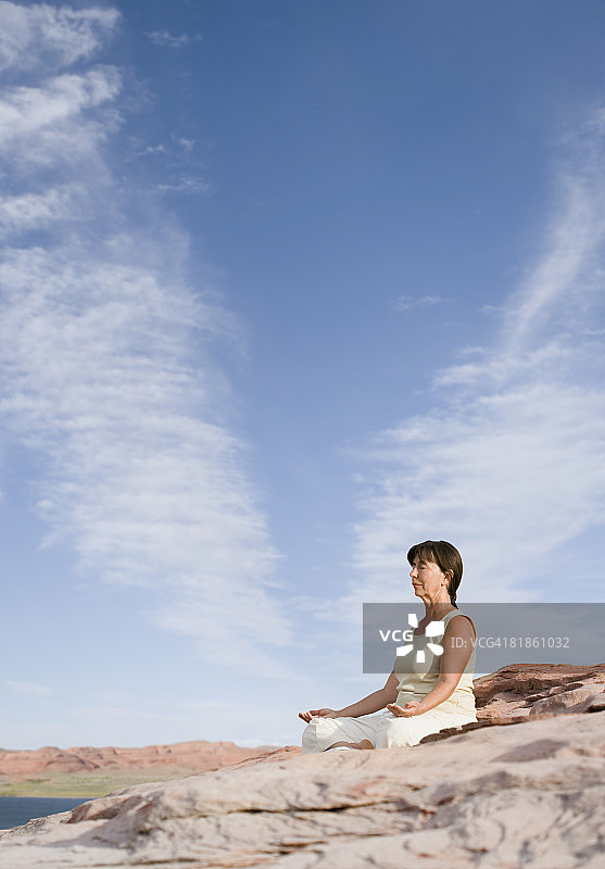 冥想的西班牙裔老年妇女图片素材