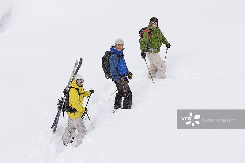 在雪地里行走的亚洲朋友图片素材