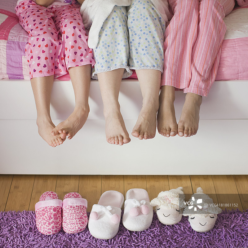 穿睡衣的拉美裔母女图片素材