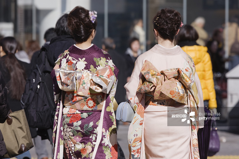 身着传统服饰的亚洲女性图片素材