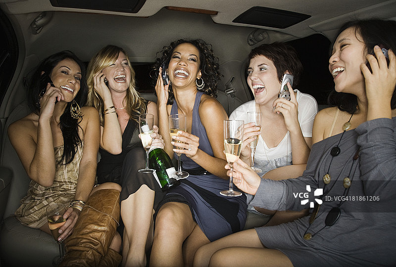 用手机交谈的多元种族女性图片素材