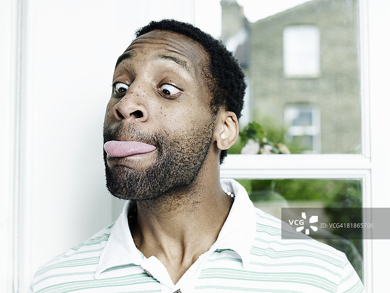 吐舌头的男人肖像图片素材