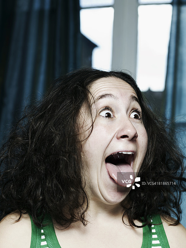 面露兴奋表情的女性肖像图片素材