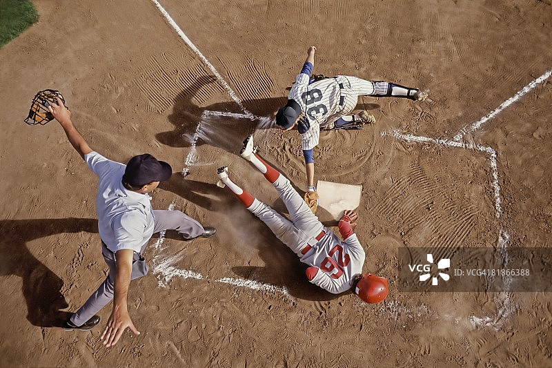 裁判示意棒球选手安全上垒图片素材