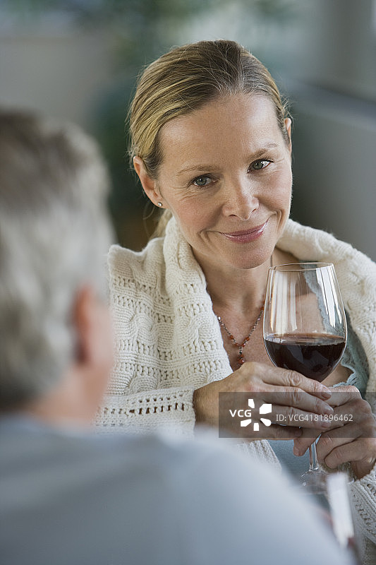 女人手持一杯葡萄酒图片素材