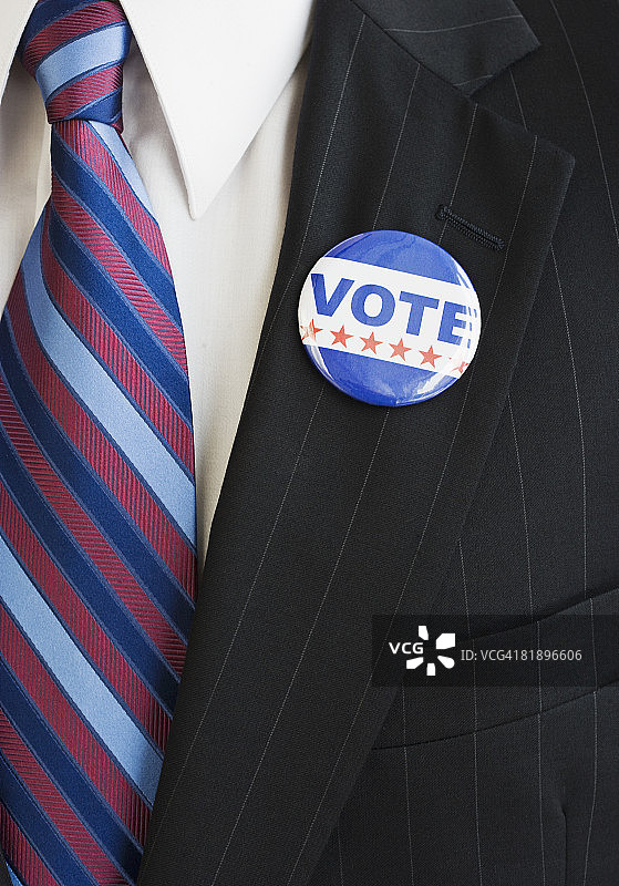 别在男人翻领上的投票徽章图片素材