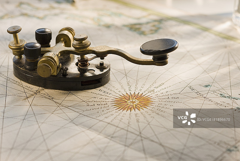 古董地图上的电报键图片素材