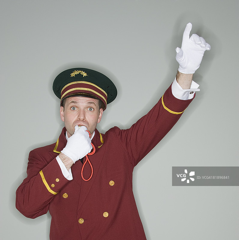 门卫吹口哨并抬起手臂图片素材