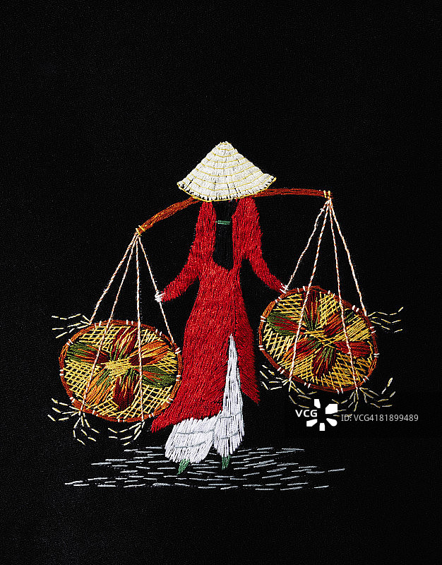 身穿奥黛的刺绣女人图片素材