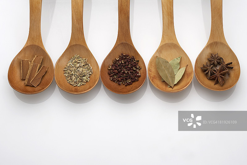 盛满中草药的五个勺子图片素材