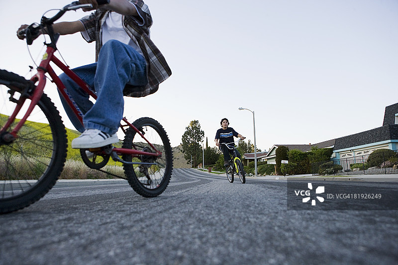 骑自行车的男孩图片素材