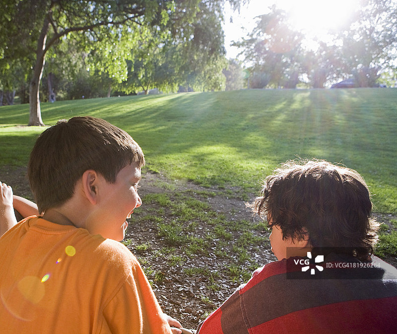 在公园里交谈的男孩们图片素材