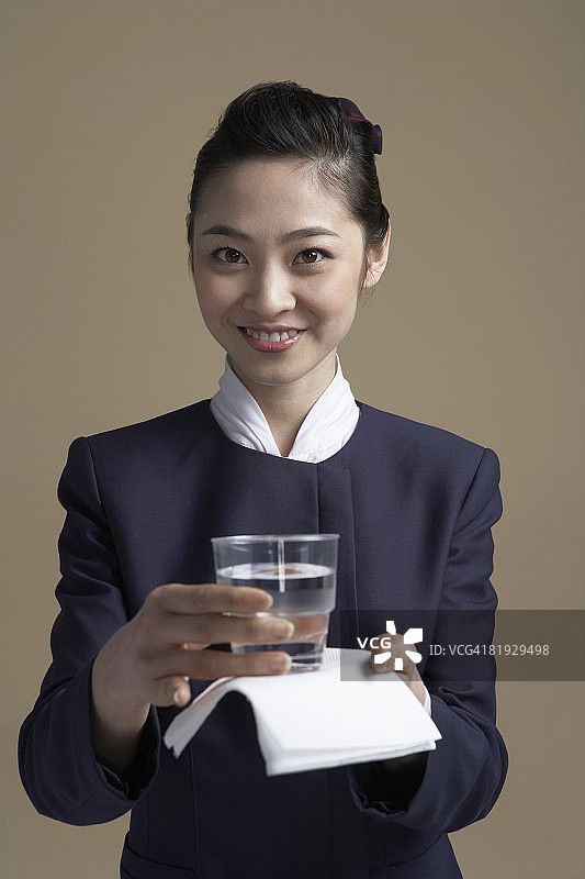 中国空姐手持水杯图片素材