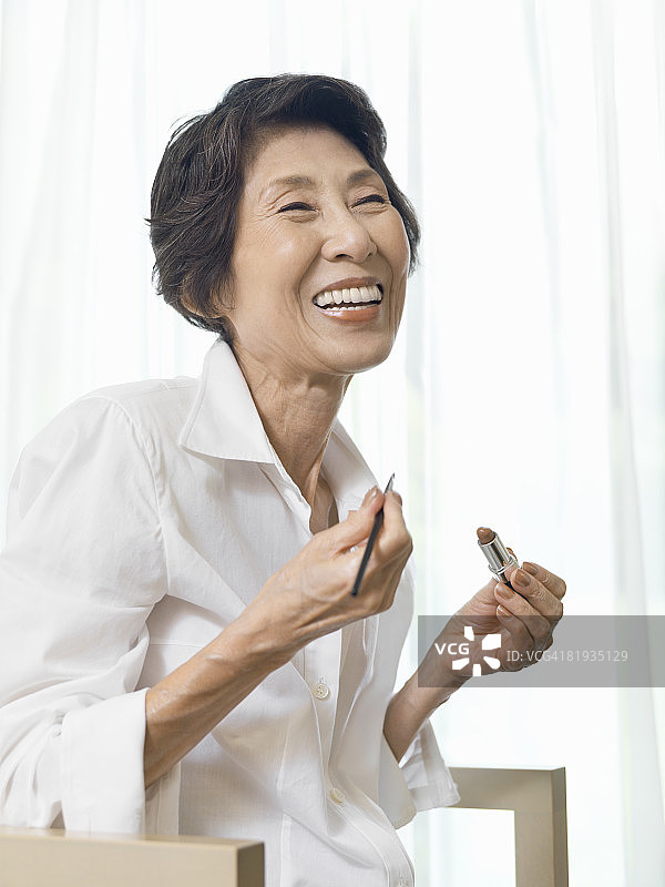 一位年长的女人在笑图片素材