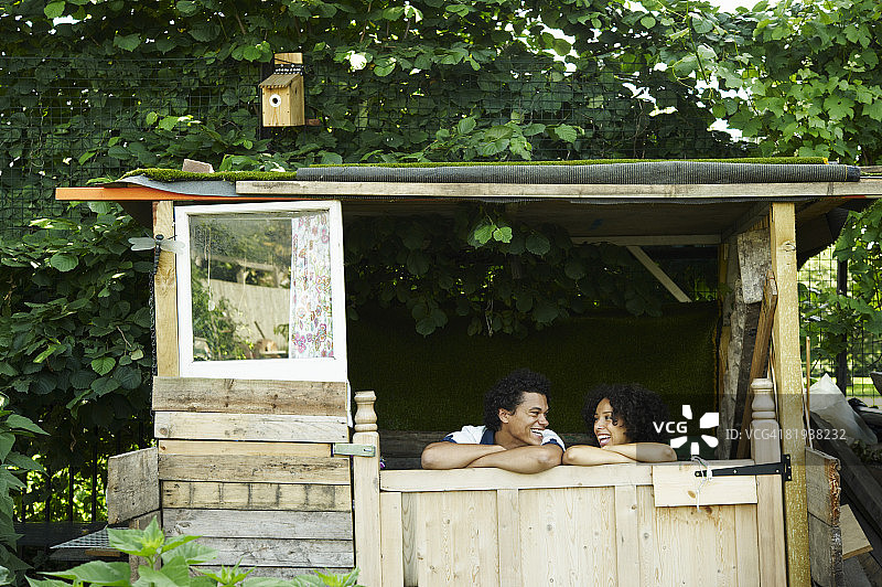 在花园小屋里的夫妇肖像图片素材