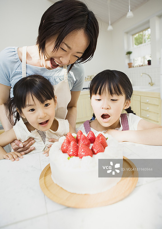 母女制作蛋糕图片素材