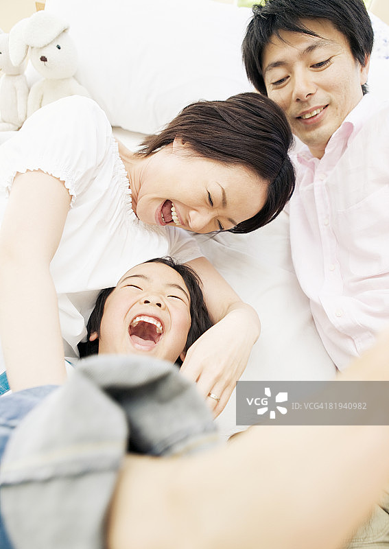 幸福的年轻家庭图片素材