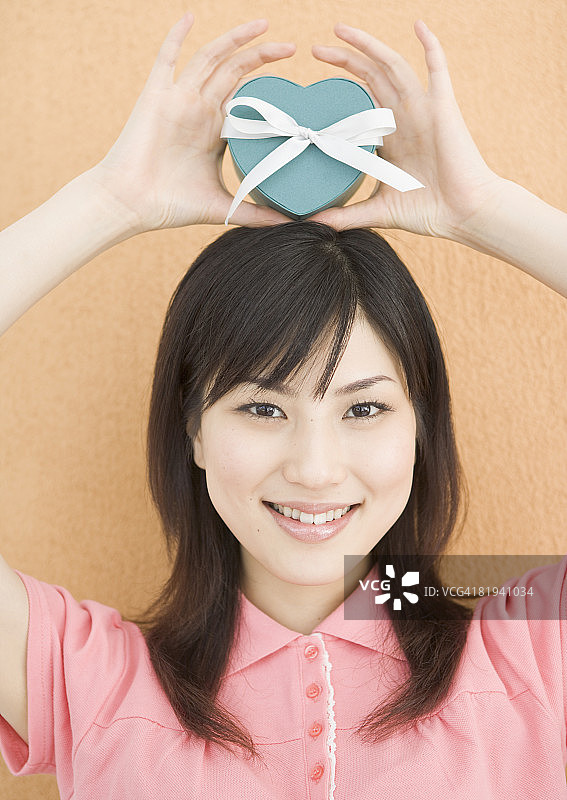 手拿礼品盒的女人图片素材