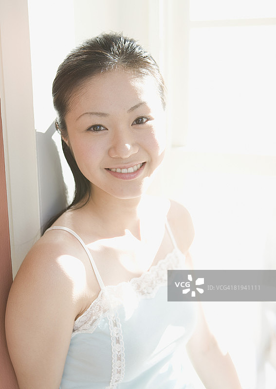 微笑的年轻女人图片素材