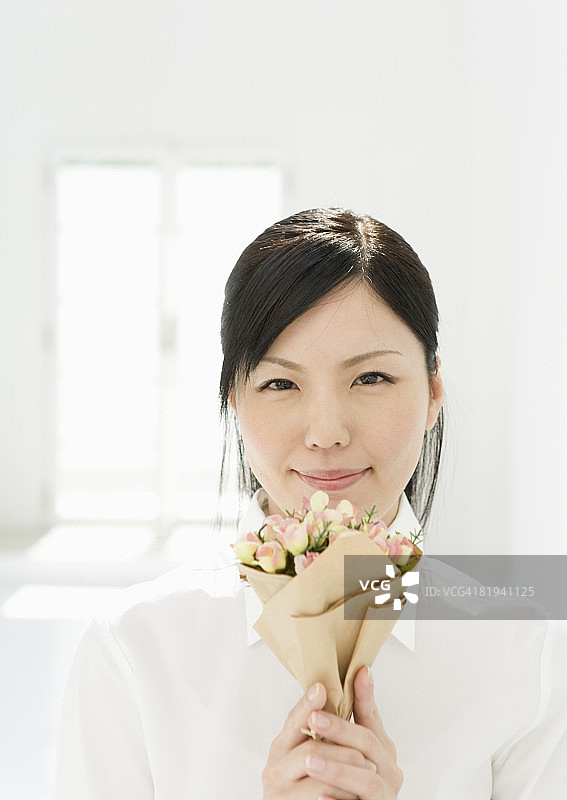 女人手捧花束图片素材