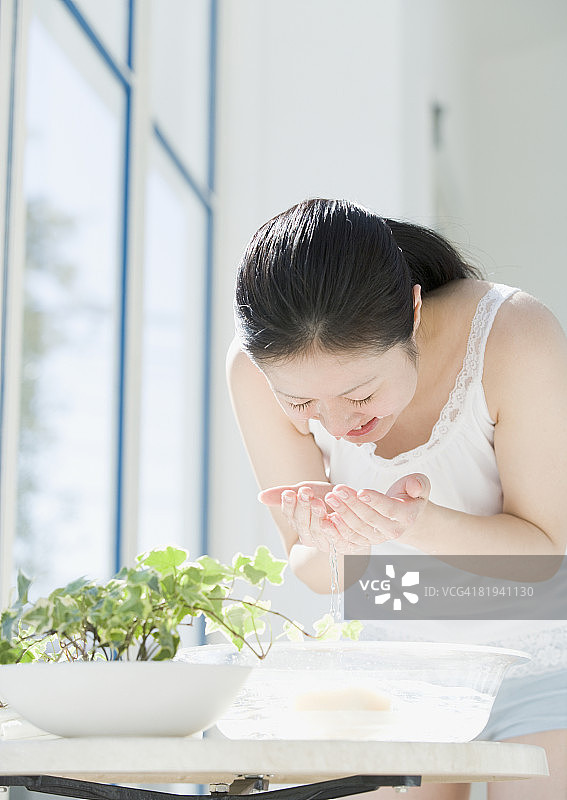 女人在水槽里洗脸图片素材