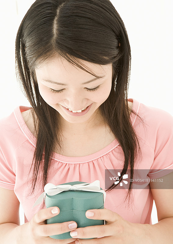 拿着礼物的女人图片素材