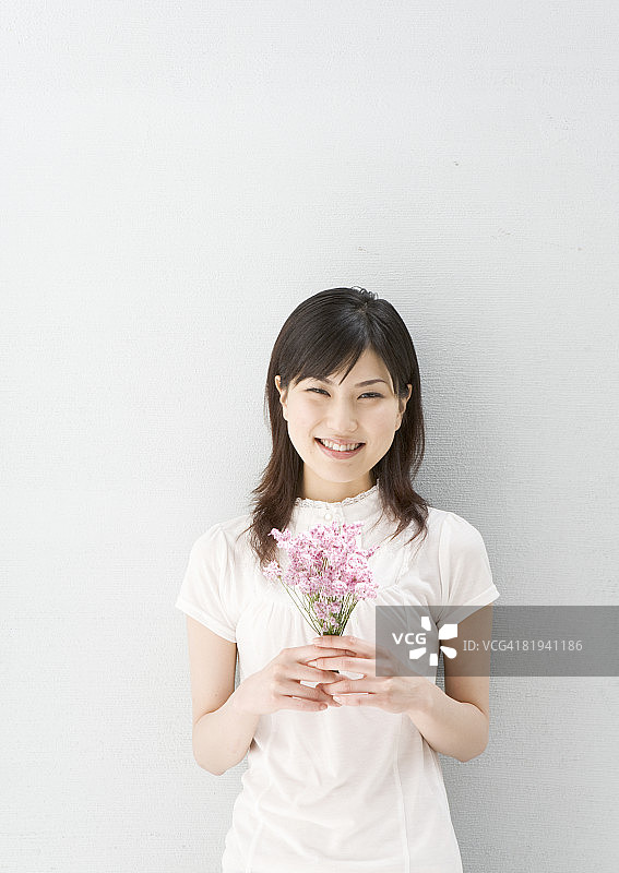 女人手捧花束图片素材