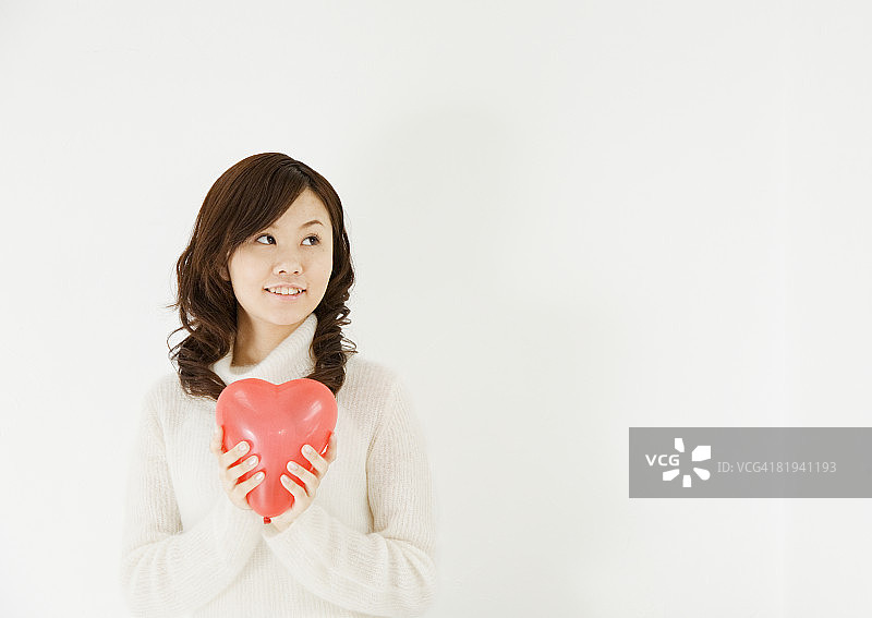 手拿心形气球的女人图片素材