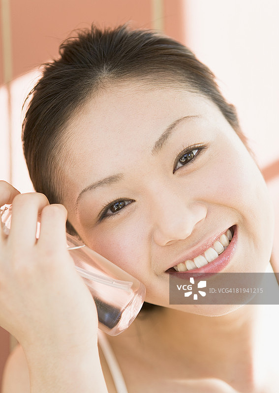 微笑的年轻女人图片素材