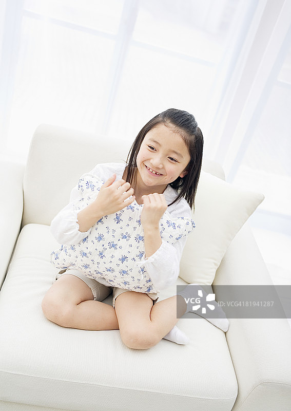 女孩坐在沙发上图片素材