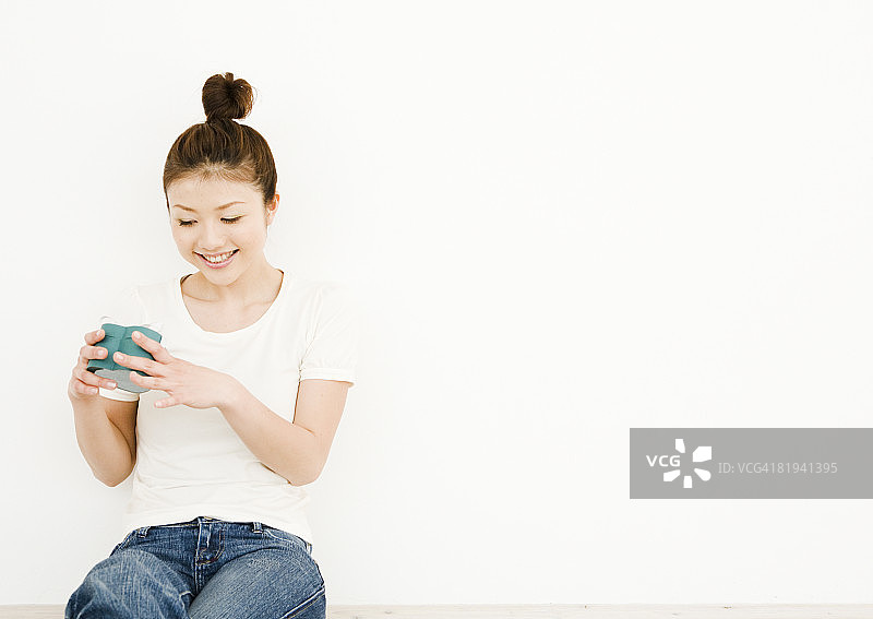 拿着礼物的女人图片素材