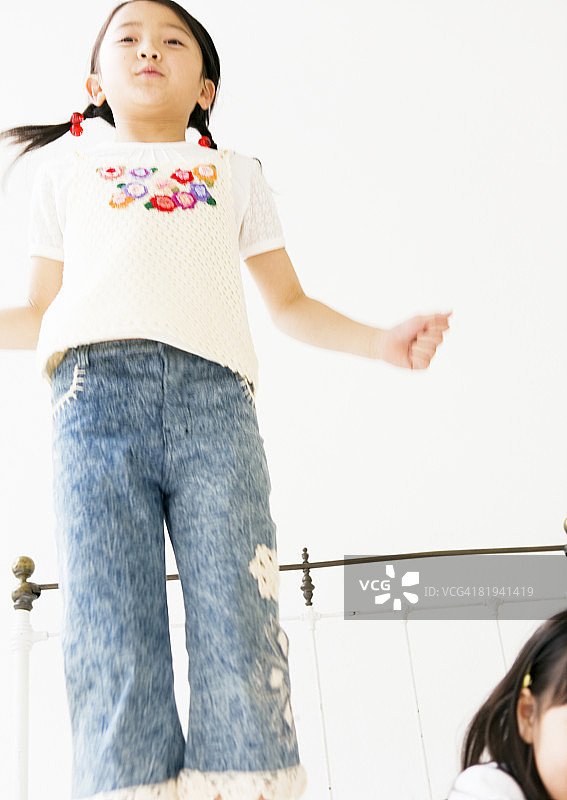 跳跃的女孩图片素材