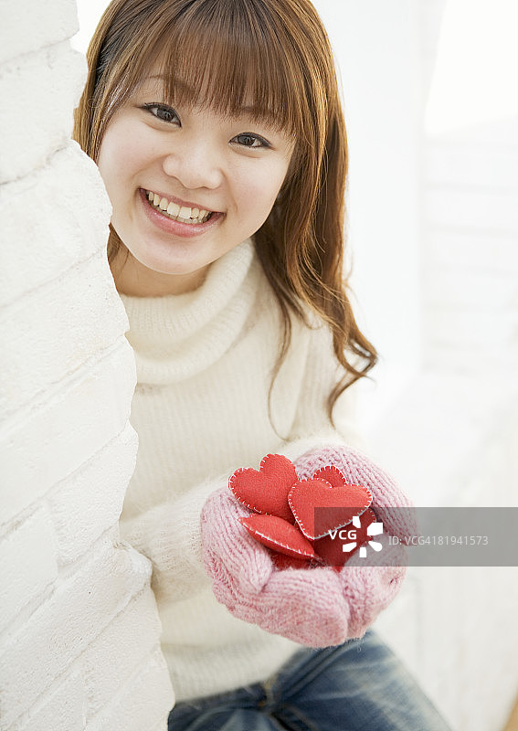 手拿心形玩具的女人图片素材