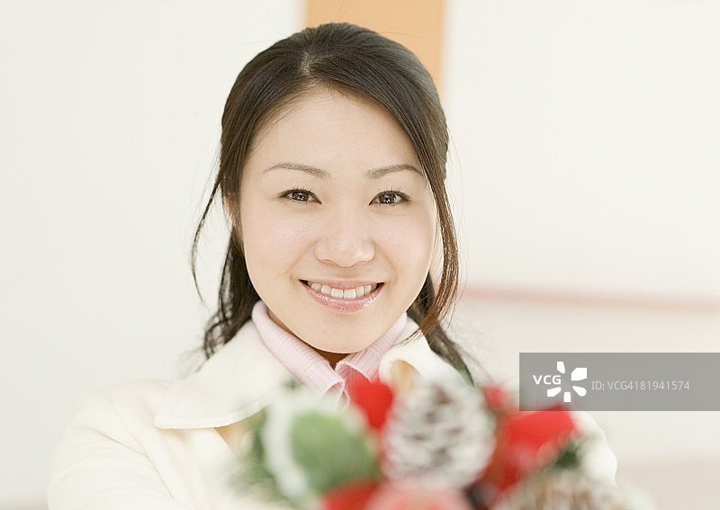 提供迷你圣诞花环的女人图片素材
