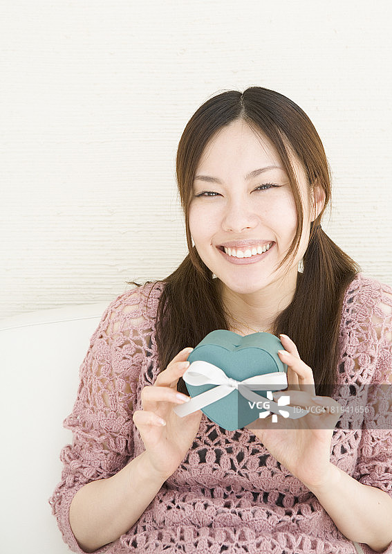 手持礼物的女人图片素材