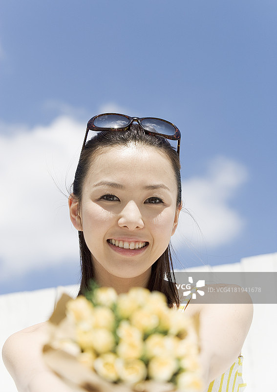 赠送花束的女人图片素材
