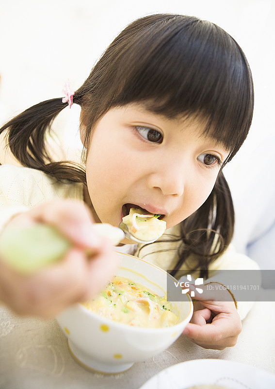 女孩喝玉米浓汤图片素材
