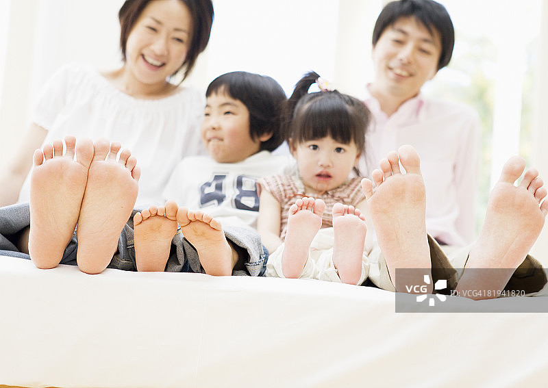 幸福的年轻家庭图片素材