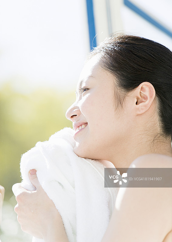用毛巾擦脸的女人图片素材